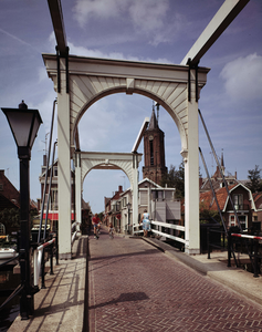835960 Gezicht op de klapbrug over de Vecht te Loenen (gemeente Loenen aan de Vecht); op de achtergrond de toren van de ...